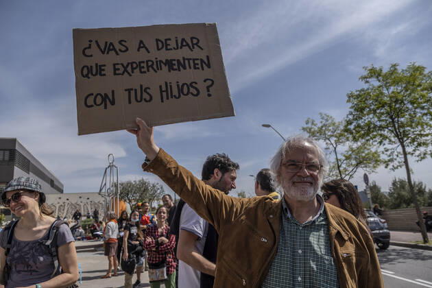March 31, 2021, Barcelona, Catalonia, Spain: Francesc Colet, holding a placard expressing his opinion, during the demonstration..Summoned by the platform against the obligation of sanitary masks in minors, El Tercer Grupo, some fifty people have gathered at the doors of the Sant Joan De Deu Children s Hospital to protest the call of the hospital to carry out tests of the covid 19 vaccine on minors. Barcelona Spain - ZUMAs197 20210331_zaa_s197_066 Copyright: xPacoxFreirex