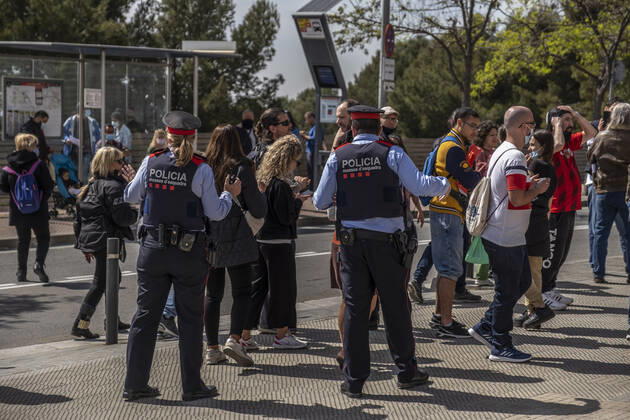 March 31, 2021, Barcelona, Catalonia, Spain: Police asking protesters to leave the main door of the hospital during the demonstration..Summoned by the platform against the obligation of sanitary masks in minors, El Tercer Grupo, some fifty people have gathered at the doors of the Sant Joan De Deu Children s Hospital to protest the call of the hospital to carry out tests of the covid 19 vaccine on minors. Barcelona Spain - ZUMAs197 20210331_zaa_s197_069 Copyright: xPacoxFreirex