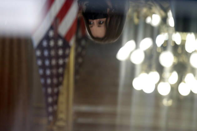 News Bilder des Tages March 31, 2021, Washington, District of Columbia, USA: United States Vice President Kamala Harris s reflection is seen during her roundtable discussion with faith leaders on their efforts to encourage communities to take the COVID-19 vaccine at the White House on March 31, 2021 in Washington, DC Washington USA - ZUMAs152 20210331_zaa_s152_013 Copyright: xYurixGripasx-xPoolxViaxCnpx