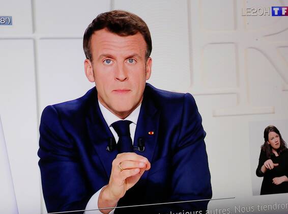 Coronavirus und Frankreich, Emmanuel Macron TV-Ansprache Captures d ecran du President de la Republique Emmanuel Macron sur TF1 qui a annonce un nouveau confinement national pour quatre semaines NEWS: Emmanuel Macron sur TF1 - Paris - 31 03 2021 JonathanRebboah Panoramic  PESRK24022012