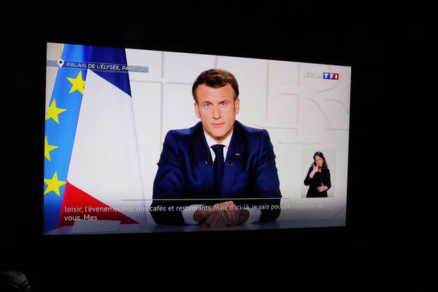 Coronavirus und Frankreich, Emmanuel Macron TV-Ansprache Captures d ecran du President de la Republique Emmanuel Macron sur TF1 qui a annonce un nouveau confinement national pour quatre semaines NEWS: Emmanuel Macron sur TF1 - Paris - 31 03 2021 JonathanRebboah Panoramic  PESRK24022012