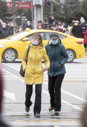 People wearing face masks walk on a street in Ankara, Turkey, on March 31, 2021. Turkey has confirmed 31,537 deaths and 3,317,182 positive cases of the coronavirus infection in the country. ( Copyright: AbdurrahmanxAntakyalix-xDepoxPho DSC_3937