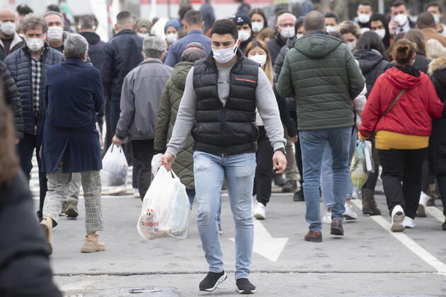People wearing face masks walk on a street in Ankara, Turkey, on March 31, 2021. Turkey has confirmed 31,537 deaths and 3,317,182 positive cases of the coronavirus infection in the country. ( Copyright: AbdurrahmanxAntakyalix-xDepoxPho DSC_3940
