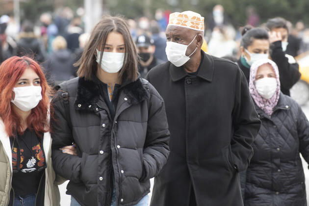 People wearing face masks walk on a street in Ankara, Turkey, on March 31, 2021. Turkey has confirmed 31,537 deaths and 3,317,182 positive cases of the coronavirus infection in the country. ( Copyright: AbdurrahmanxAntakyalix-xDepoxPho DSC_3953