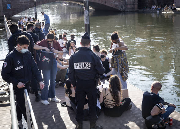 Coronavirus in Frankreich, Eindrücke aus Straßburg controle de police a strasbourg interdiction de la vente et la consommation d alcool sur la voie publique dans les 13 communes bas rhinoises de plus de 10 000 habitants. police control in strasbourg ban on the sale and consumption of alcohol on the public highway in the 13 bas rhinois municipalities with more than 10 000 inhabitants. NEWS : Controle de police a Strasbourg - 31 03 2021 ElyxandroCEGARRA PANORAMIC 