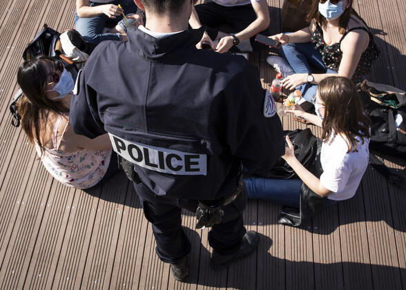 Coronavirus in Frankreich, Eindrücke aus Straßburg controle de police a strasbourg interdiction de la vente et la consommation d alcool sur la voie publique dans les 13 communes bas rhinoises de plus de 10 000 habitants. police control in strasbourg ban on the sale and consumption of alcohol on the public highway in the 13 bas rhinois municipalities with more than 10 000 inhabitants. NEWS : Controle de police a Strasbourg - 31 03 2021 ElyxandroCEGARRA PANORAMIC 