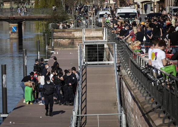Coronavirus in Frankreich, Eindrücke aus Straßburg controle de police a strasbourg interdiction de la vente et la consommation d alcool sur la voie publique dans les 13 communes bas rhinoises de plus de 10 000 habitants. police control in strasbourg ban on the sale and consumption of alcohol on the public highway in the 13 bas rhinois municipalities with more than 10 000 inhabitants. NEWS : Controle de police a Strasbourg - 31 03 2021 ElyxandroCEGARRA PANORAMIC 