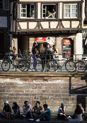 Coronavirus in Frankreich, Eindrücke aus Straßburg controle de police a strasbourg interdiction de la vente et la consommation d alcool sur la voie publique dans les 13 communes bas rhinoises de plus de 10 000 habitants. police control in strasbourg ban on the sale and consumption of alcohol on the public highway in the 13 bas rhinois municipalities with more than 10 000 inhabitants. NEWS : Controle de police a Strasbourg - 31 03 2021 ElyxandroCEGARRA PANORAMIC 