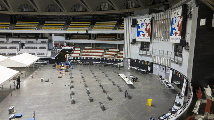Coronavirus in Frankreich, neues Impfzentrum im Palais des Sports in Lyon NEWS : Covid 19 : Lyon augmente la cadence a 2000 vaccination par jour en reorganisant en une nuit son centre de depistage et de vaccination - Palais des Sports - Lyon 31 03 2021 NEWS : Covid 19 : Lyon increases the rate to 2000 vaccinations per day by reorganising its screening and vaccination centre overnight - Palais des Sports - Lyon 31 03 2021 NEWS : Centre de depistage et de vaccination - Palais des Sports - Lyon 31 03 2021 SandrineThesillat Panoramic 