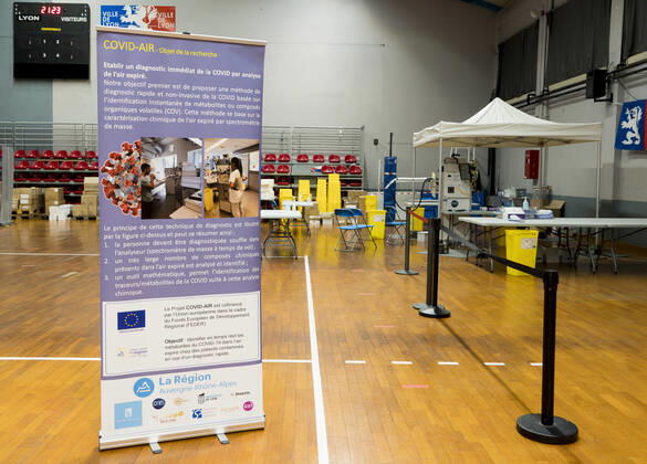 Coronavirus in Frankreich, neues Impfzentrum im Palais des Sports in Lyon NEWS : Covid 19 : Lyon augmente la cadence a 2000 vaccination par jour en reorganisant en une nuit son centre de depistage et de vaccination - Palais des Sports - Lyon 31 03 2021 NEWS : Covid 19 : Lyon increases the rate to 2000 vaccinations per day by reorganising its screening and vaccination centre overnight - Palais des Sports - Lyon 31 03 2021 NEWS : Centre de depistage et de vaccination - Palais des Sports - Lyon 31 03 2021 SandrineThesillat Panoramic 