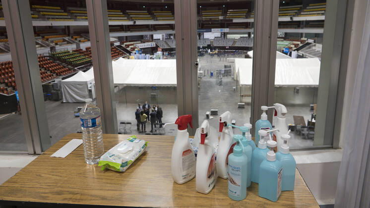 Coronavirus in Frankreich, neues Impfzentrum im Palais des Sports in Lyon NEWS : Covid 19 : Lyon augmente la cadence a 2000 vaccination par jour en reorganisant en une nuit son centre de depistage et de vaccination - Palais des Sports - Lyon 31 03 2021 NEWS : Covid 19 : Lyon increases the rate to 2000 vaccinations per day by reorganising its screening and vaccination centre overnight - Palais des Sports - Lyon 31 03 2021 NEWS : Centre de depistage et de vaccination - Palais des Sports - Lyon 31 03 2021 SandrineThesillat Panoramic 