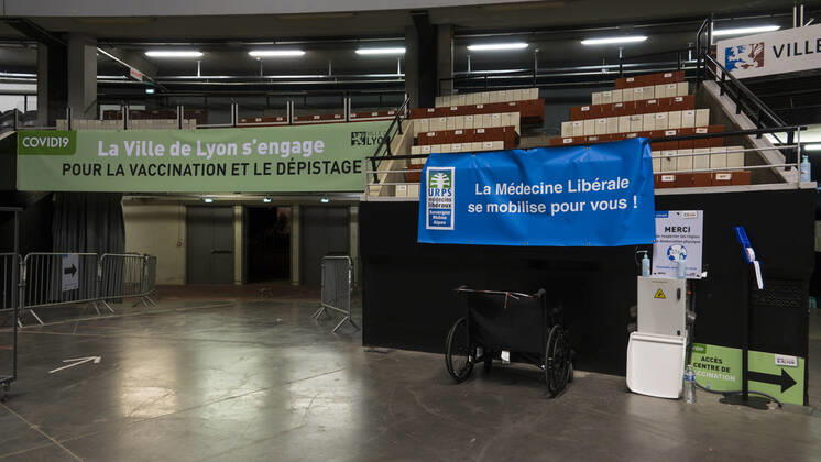Coronavirus in Frankreich, neues Impfzentrum im Palais des Sports in Lyon NEWS : Covid 19 : Lyon augmente la cadence a 2000 vaccination par jour en reorganisant en une nuit son centre de depistage et de vaccination - Palais des Sports - Lyon 31 03 2021 NEWS : Covid 19 : Lyon increases the rate to 2000 vaccinations per day by reorganising its screening and vaccination centre overnight - Palais des Sports - Lyon 31 03 2021 NEWS : Centre de depistage et de vaccination - Palais des Sports - Lyon 31 03 2021 SandrineThesillat Panoramic 