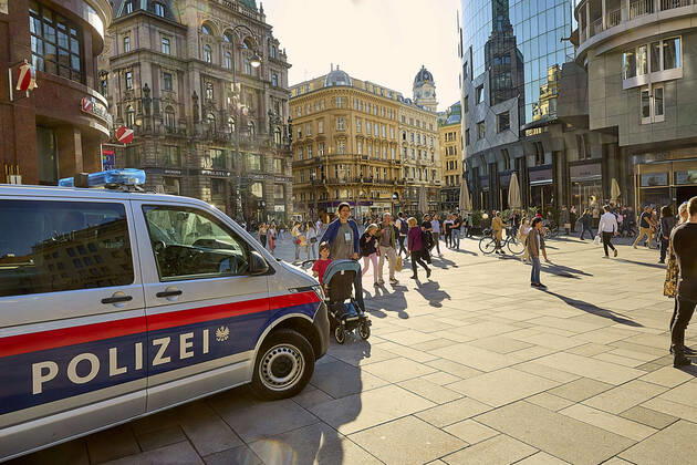 - Wien 31.03.2021 - Coronavirus Krise - Nach den weiter steigenden Infektionszahlen durch das Coronavirus werden von morgen 01.04.21 für Wien , Niederösterreich und das Burgenland neue Massnahmen in Kraft treten. Während der bis 11.04.21 dauernden sog. Osterruhe werde der Handel und alle körpernahen Dienstleistungen geschlossen bleiben. Ausgenommen Supermärkte. Apotheken, Drogerien, Banken etc. Auch dieGastronomie bleibt geschlossen. PHOTO: Polizisten und zahlreiche Kunden am Stock im Eisen Platz Stephansplatz die den letzten Einkaufstag vor Ostern in der Wiener Innenstadt nutzen. Vienna, Austria - Coronavirus Crisis - After the further increase in the number of infections caused by the coronavirus, new measures will come into force 