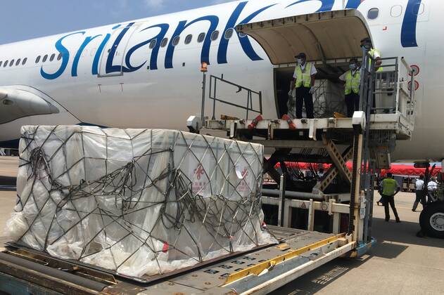 News Bilder des Tages (210401) -- COLOMBO, April 1, 2021 () -- Cellphone photo shows workers unloading Sinopharm COVID-19 vaccines at the Bandaranaike International Airport in Colombo, Sri Lanka, March 31, 2021. A batch of Sinopharm vaccines arrived in Sri Lanka from China on Wednesday as part of a donation by the Chinese government to the island nation. () SRI LANKA-COLOMBO-CHINA-COVID-19-VACCINES-ARRIVAL Xinhua 