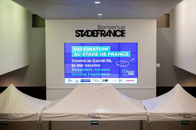 Coronavirus in Frankreich, neues Impfzentrum im Stade de France in Paris (210331) -- SAINT-DENIS (FRANCE), March 31, 2021 -- Tents at a new COVID-19 vaccination center are seen in Saint-Denis, France, on March 31, 2021. Starting from mid-April people over 60 in France will be able to get vaccinated, from May 15 the vaccination will be open to people aged between 50 and 60 and from mid-June the age limit will be lifted, said French President Emmanuel Macron on Wednesday. (Photo by Xinhua) FRANCE-SAINT-DENIS-VACCINATION CENTER AurelienxMorissard 