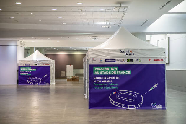 Coronavirus in Frankreich, neues Impfzentrum im Stade de France in Paris (210331) -- SAINT-DENIS (FRANCE), March 31, 2021 -- Tents at a new COVID-19 vaccination center are seen in Saint-Denis, France, on March 31, 2021. Starting from mid-April people over 60 in France will be able to get vaccinated, from May 15 the vaccination will be open to people aged between 50 and 60 and from mid-June the age limit will be lifted, said French President Emmanuel Macron on Wednesday. (Photo by Xinhua) FRANCE-SAINT-DENIS-VACCINATION CENTER AurelienxMorissard 