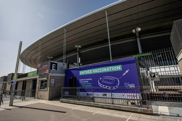 Coronavirus in Frankreich, neues Impfzentrum im Stade de France in Paris (210331) -- SAINT-DENIS (FRANCE), March 31, 2021 -- A sign of a new COVID-19 vaccination center is seen in Saint-Denis, France, on March 31, 2021. Starting from mid-April people over 60 in France will be able to get vaccinated, from May 15 the vaccination will be open to people aged between 50 and 60 and from mid-June the age limit will be lifted, said French President Emmanuel Macron on Wednesday. (Photo by Xinhua) FRANCE-SAINT-DENIS-VACCINATION CENTER AurelienxMorissard 