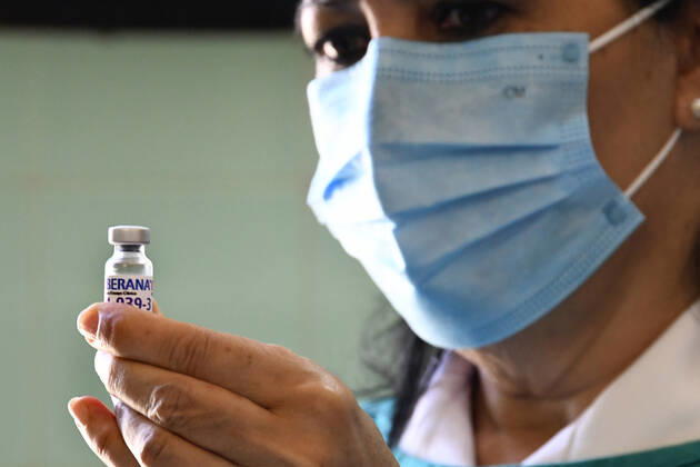 (210401) -- HAVANA, April 1, 2021 -- A medical worker presents a dose of locally made COVID-19 vaccine Soberana 02 in Havana, Cuba on March 31, 2021. The Soberana 02 vaccine has entered phase 3 clinical trials earlier in March in Havana. (Photo by Xinhua) CUBA-HAVANA-COVID-19-VACCINATION JoaquinxHernandez 