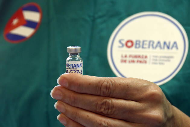 (210401) -- HAVANA, April 1, 2021 -- A medical worker presents a dose of locally made COVID-19 vaccine Soberana 02 in Havana, Cuba on March 31, 2021. The Soberana 02 vaccine has entered phase 3 clinical trials earlier in March in Havana. (Photo by Xinhua) CUBA-HAVANA-COVID-19-VACCINATION JoaquinxHernandez 