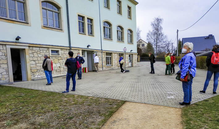 Schnelltest Zahlreiche Bürger des Landkreises Sächsische Schweiz Osterzgebirge, nehmen die Möglichkleit eines kostenlosen Corona Schnelltestes im Bürgerhaus Bannewitz, vor Ostern wahr. Bannwitz Sachsen GERMANY
