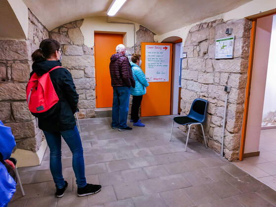 Schnelltest Zahlreiche Bürger des Landkreises Sächsische Schweiz Osterzgebirge, nehmen die Möglichkleit eines kostenlosen Corona Schnelltestes im Bürgerhaus Bannewitz, vor Ostern wahr. Bannwitz Sachsen GERMANY