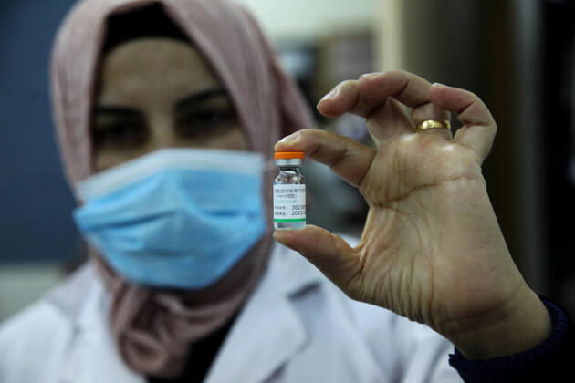 (210401) -- RAMALLAH, April 1, 2021 -- A health worker displays a dose of Sinopharm COVID-19 vaccine during a vaccination campaign in the West Bank city of Ramallah, on April 1, 2021. China on Monday handed over a batch of donated Sinopharm COVID-19 vaccines to Palestine to support its nationwide fight against the pandemic. (Photo by Xinhua) MIDEAST-RAMALLAH-COVID-19-VACCINATION NidalxEshtayeh 