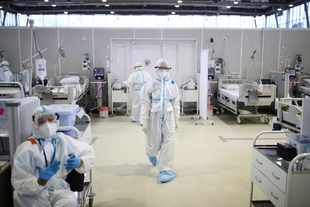 MOSCOW, RUSSIA - APRIL 1, 2021: Medical workers are seen at a unit of a temporary COVID-19 hospital at the Sokolniki Exhibition and Convention Center. The treatment facility has a reserve hospital and an observation center; its capacity is 550 beds, including 18 for intensive therapy patients. Sergei Bobylev TASS  TS0FB357