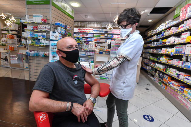 Vaccination dans la Pharmacie la Salamandre a Nice, France. Vaccination in the Pharmacy la Salamandre in Nice - 01 04 2021 NEWS : Vaccination dans la Pharmacie la Salamandre a Nice - 01 04 2021 LIONELURMAN PANORAMIC 