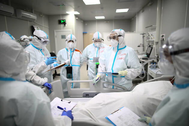MOSCOW, RUSSIA - APRIL 1, 2021: Medical workers are seen at a temporary COVID-19 hospital at the Sokolniki Exhibition and Convention Center. The treatment facility has a reserve hospital and an observation center; its capacity is 550 beds, including 18 for intensive therapy patients. Sergei Bobylev TASS  TS0FB396