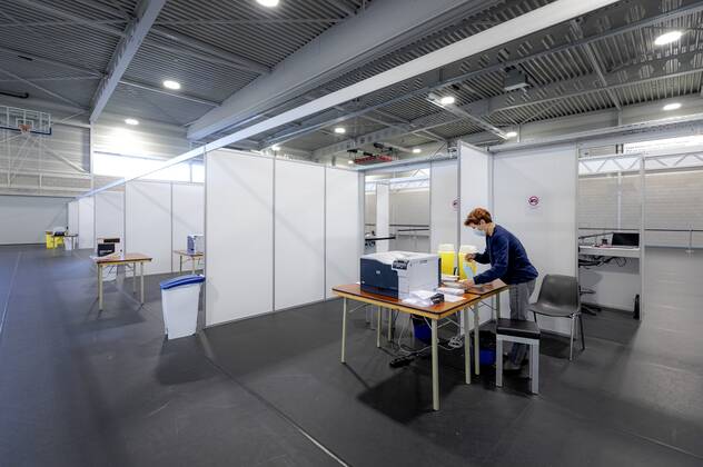 ALMERE - Een medewerker van de GGD in een vaccinatielocatie. Het is relatief rustig op de priklocaties, hoewel er voldoende coronavaccins beschikbaar zijn. Minder mensen dan verwacht maken een afspraak om zich te laten vaccineren. ANP ROBIN VAN LONKHUIJSEN Copyright: xHollandsexHoogtex xxANPx x429779595x