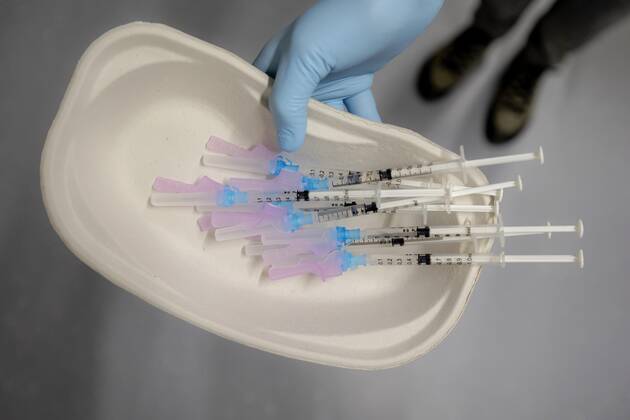ALMERE - Spuiten met het AstraZeneca vaccin in een vaccinatielocatie van de GGD. Het is relatief rustig op de priklocaties, hoewel er voldoende coronavaccins beschikbaar zijn. Minder mensen dan verwacht maken een afspraak om zich te laten vaccineren. ANP ROBIN VAN LONKHUIJSEN Copyright: xHollandsexHoogtex xxANPx x429780281x