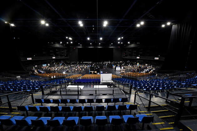 Mass vaccination at the Palais Nikaia, Performance & Event Venue in Nice, France. COVID-19 in France: Vaccination in Nice. 266583 2021-04-01 _sans_perso  Copyright: xL.Urmanx xStarfacex STAR_266583_025