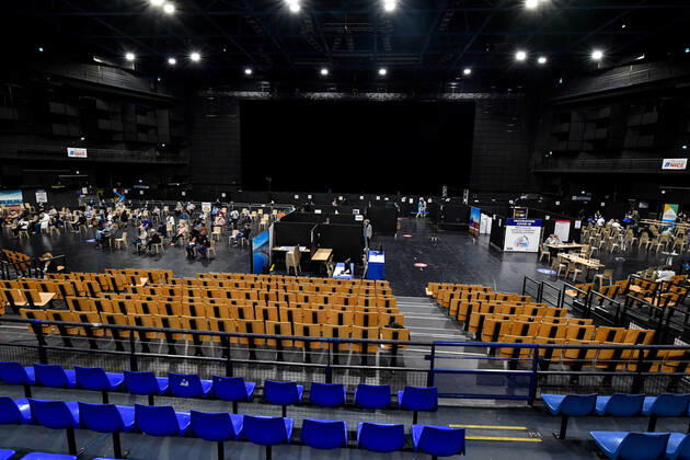 Mass vaccination at the Palais Nikaia, Performance & Event Venue in Nice, France. COVID-19 in France: Vaccination in Nice. 266583 2021-04-01 _sans_perso  Copyright: xL.Urmanx xStarfacex STAR_266583_026