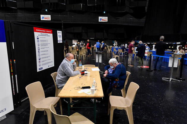 Mass vaccination at the Palais Nikaia, Performance & Event Venue in Nice, France. COVID-19 in France: Vaccination in Nice. 266583 2021-04-01 _sans_perso  Copyright: xL.Urmanx xStarfacex STAR_266583_027