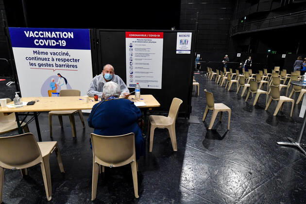 Mass vaccination at the Palais Nikaia, Performance & Event Venue in Nice, France. COVID-19 in France: Vaccination in Nice. 266583 2021-04-01 _sans_perso  Copyright: xL.Urmanx xStarfacex STAR_266583_029