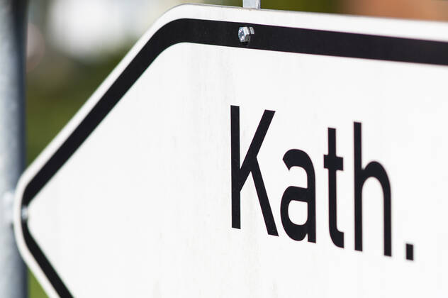 Feature Religion Der Weg zu einer katholischen Kirche ist ausgeschildert. Foto: Kirchner-Media Wedel Lotte Nordrhein-Westfalen Deutschland Copyright: xKirchner-Media Wedelx