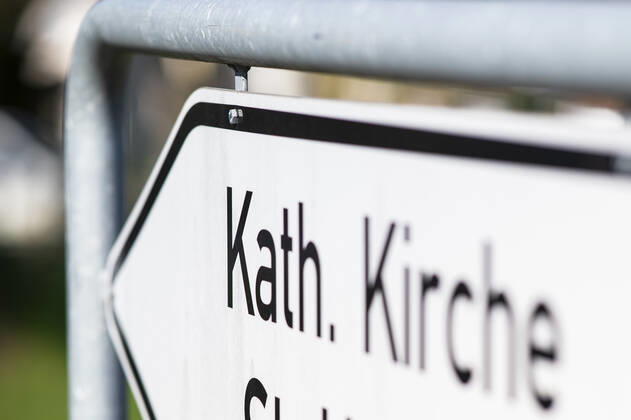 Feature Religion Der Weg zu einer katholischen Kirche ist ausgeschildert. Foto: Kirchner-Media Wedel Lotte Nordrhein-Westfalen Deutschland Copyright: xKirchner-Media Wedelx