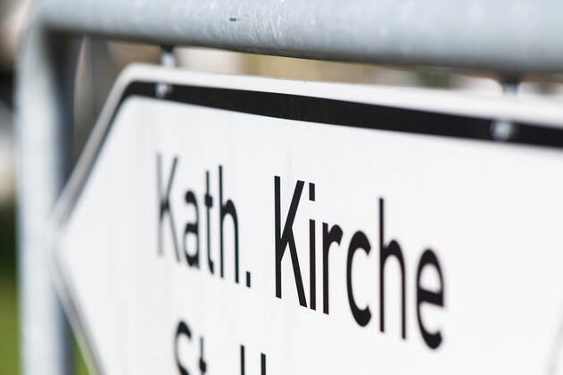Feature Religion Der Weg zu einer katholischen Kirche ist ausgeschildert. Foto: Kirchner-Media Wedel Lotte Nordrhein-Westfalen Deutschland Copyright: xKirchner-Media Wedelx