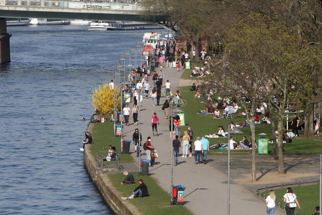 Hohe Temperaturen und strahlender Sonnenschein lockten in Frankfurt viele Menschen an das Mainufer und auf die Liegewiese. Die geltenden Abstandsregeln und Maskenpflicht wurden oftmals nicht eingehalten, Hessen, Deutschland