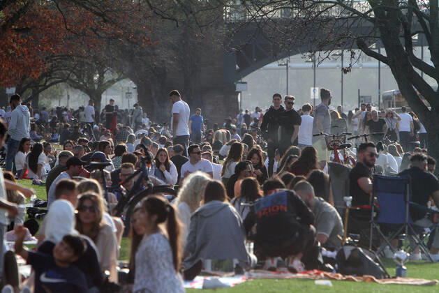 News Bilder des Tages Hohe Temperaturen und strahlender Sonnenschein lockten in Frankfurt viele Menschen an das Mainufer und auf die Liegewiese. Die geltenden Abstandsregeln und Maskenpflicht wurden oftmals nicht eingehalten, Hessen, Deutschland