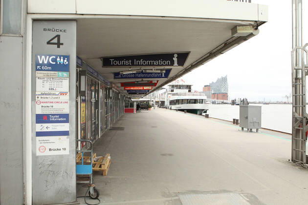 Die nahezu menschenleeren Anleger an den Landungsbrücken während des Lockdowns. Altona Hamburg