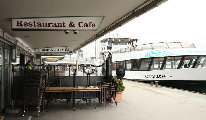 Während des Lockdowns geschlossene Gastronomie am Hamburger Hafen. Altona Hamburg
