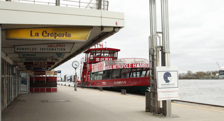 Während des Lockdowns geschlossene Gastronomie am Hamburger Hafen. Altona Hamburg