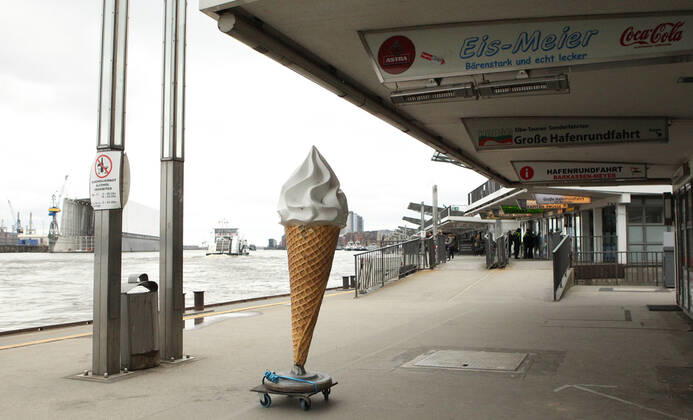 Während des Lockdowns geschlossene Gastronomie am Hamburger Hafen. Altona Hamburg