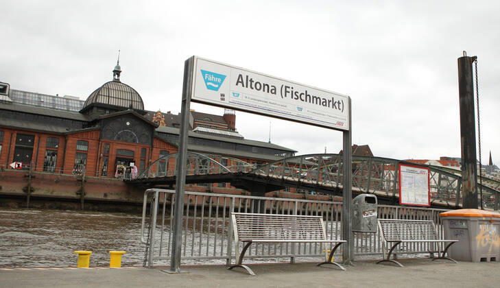 Nahezu menschenleere Fährstation Altona Fischmarkt während des Lockdowns. Altona Hamburg