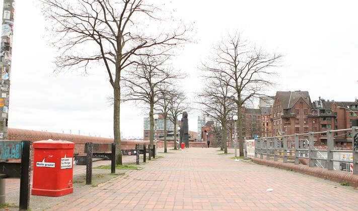 Die nahezu menschenleere Promenade oberhalb des Fischmarktes auf St. Pauli während des Lockdowns im April. Altona Hamburg
