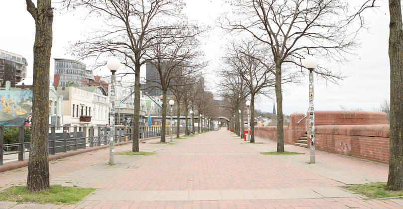 Die nahezu menschenleere Promenade oberhalb des Fischmarktes auf St. Pauli während des Lockdowns im April. Altona Hamburg