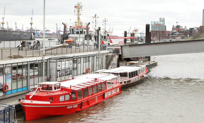 Barkassen liegen während des Lockdowns an den Anlegern an den Landungsbrücken. Altona Hamburg