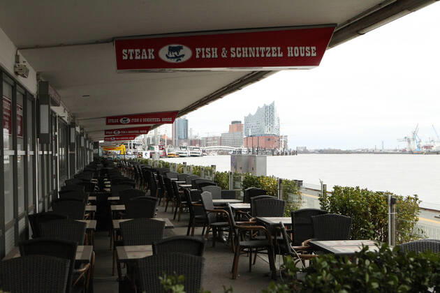 Während des Lockdowns geschlossene Gastronomie am Hamburger Hafen. Altona Hamburg