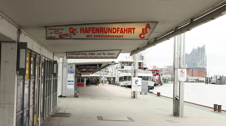 Die nahezu menschenleeren Anleger an den Landungsbrücken während des Lockdowns. Altona Hamburg